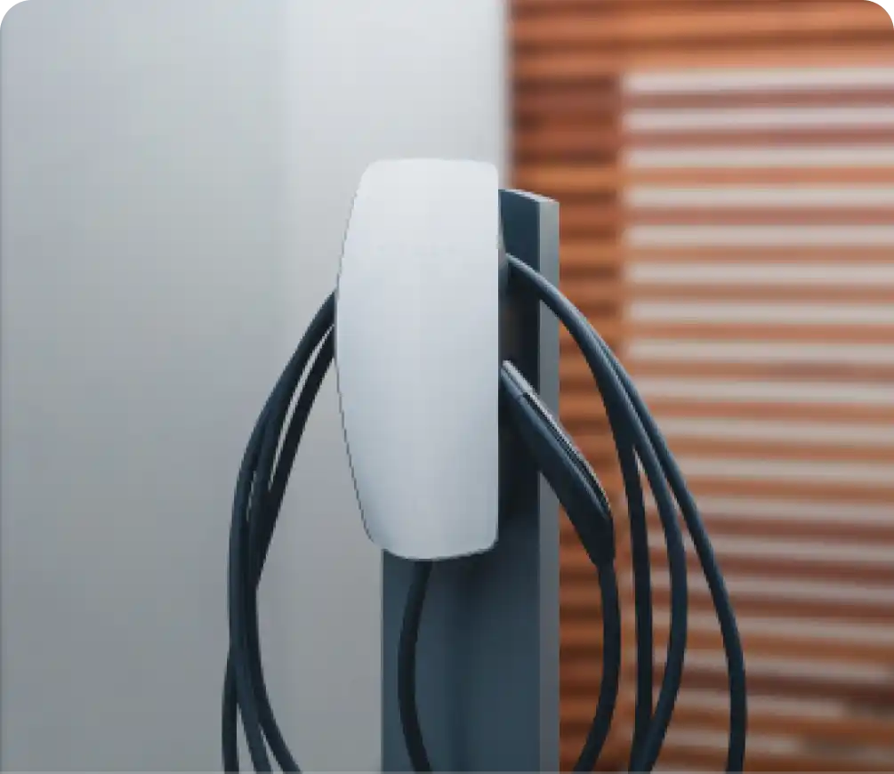 Porquê pagar mais para carregar fora? A sua energia para a sua frota, sem custos extras.