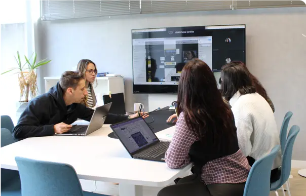 Equipa técnica da SotySolar a desenhar as instalações