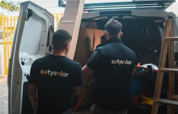 Equipa de instalação da SotySolar a organizar o material na sua carrinha de trabalho