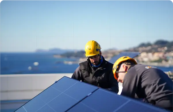 Dois instaladores da SotySolar a finalizar detalhes numa instalação