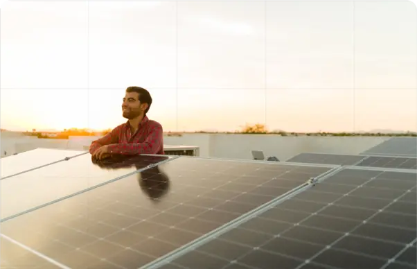 Cliente satisfeito em frente aos seus novos painéis solares
